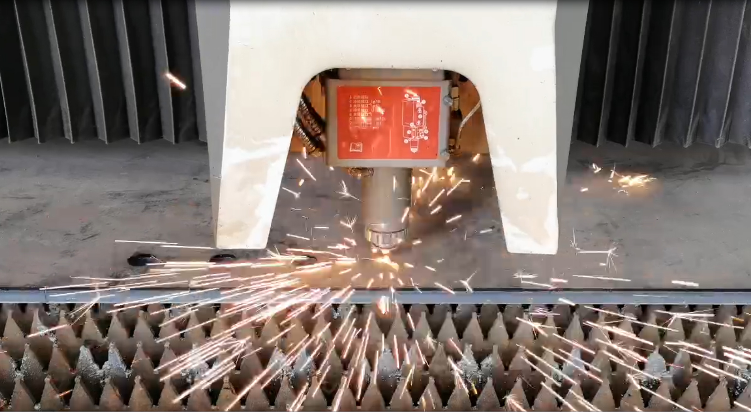 亞鷹 12米單臺面切割